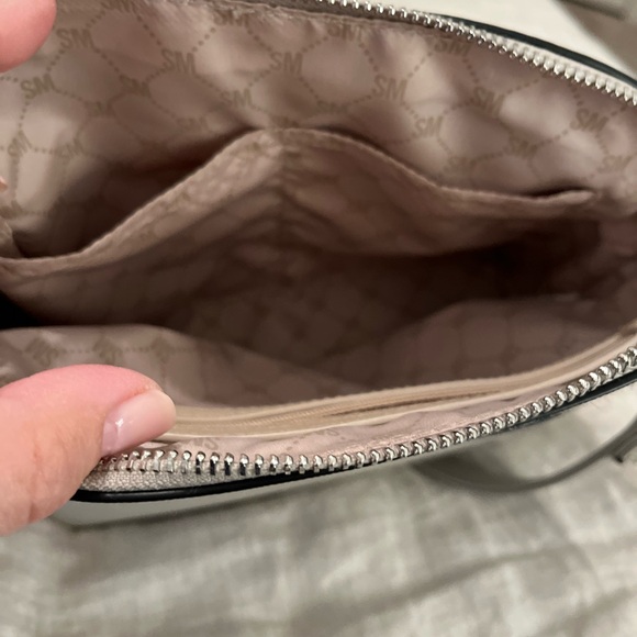 Steve Madden cross body grey purse pocket on back and 3 pockets - Picture 5 of 5